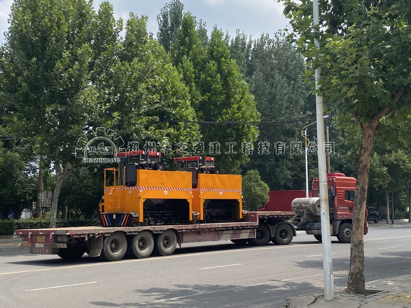 履帶翻堆車 (2).jpg